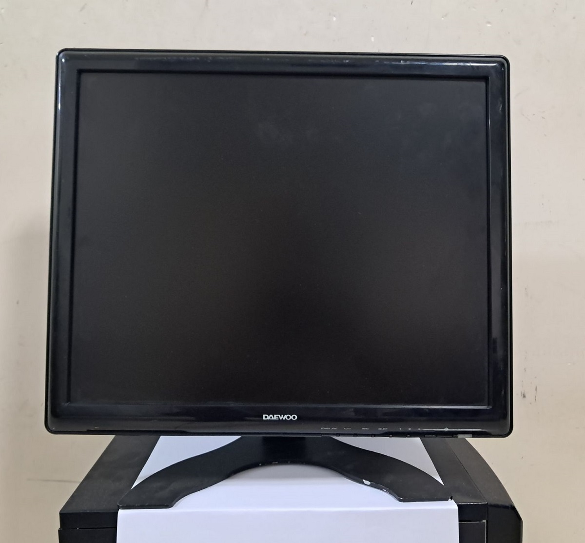 IMG_20260523_110120_056 مانیتور دوو مدل Daewoo L950DM سایز 19 اینچ (استوک گرید B) - Image 1